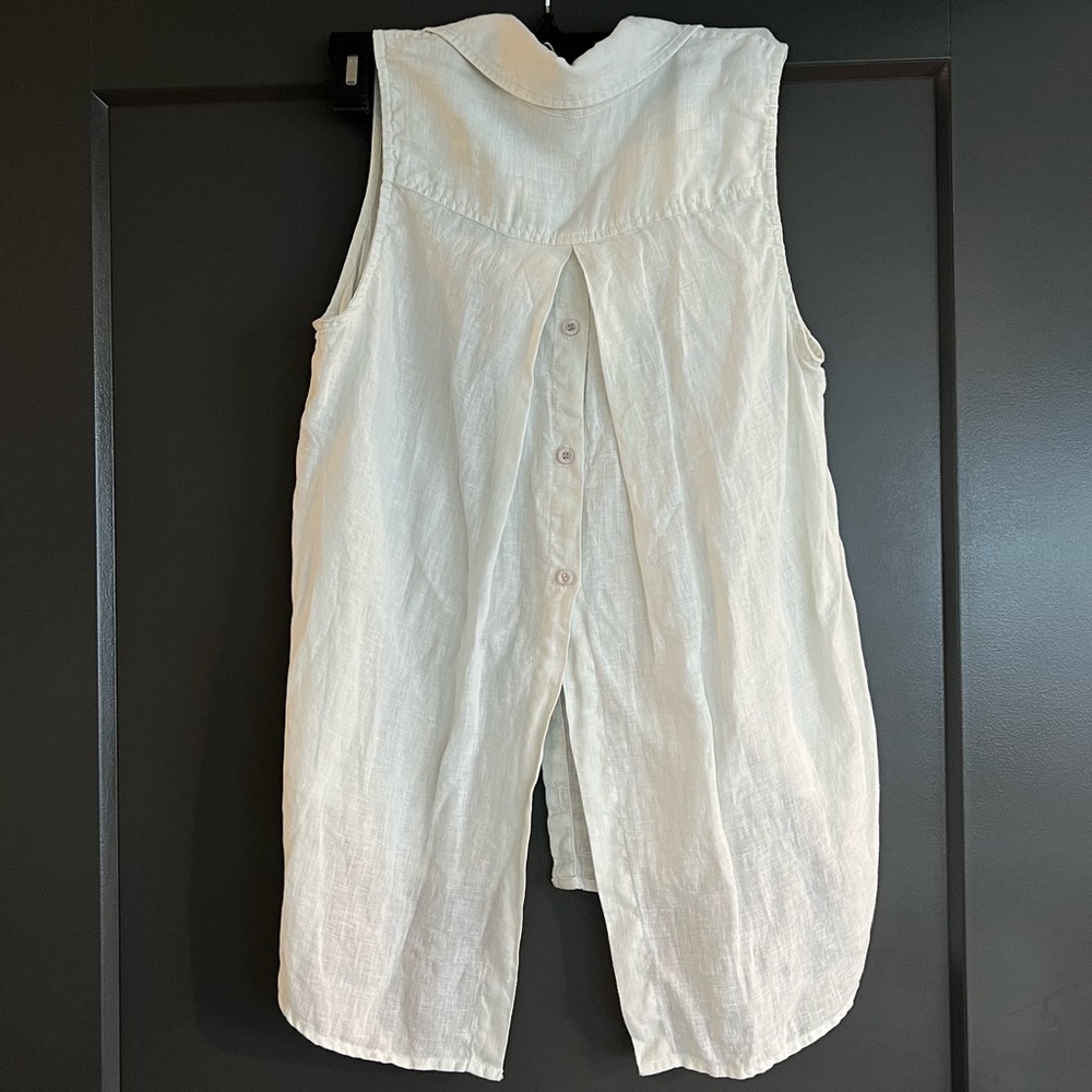 BELLA DAHL LINEN SLEEVELESS Button down blouse & button back  light mint color